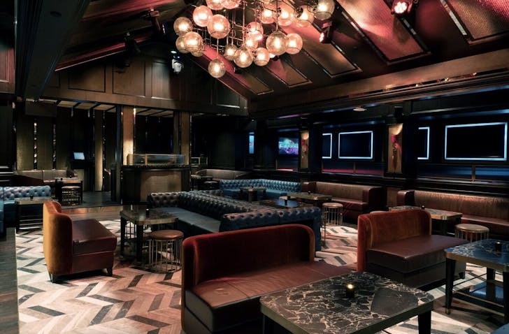DJ booth at Avenue