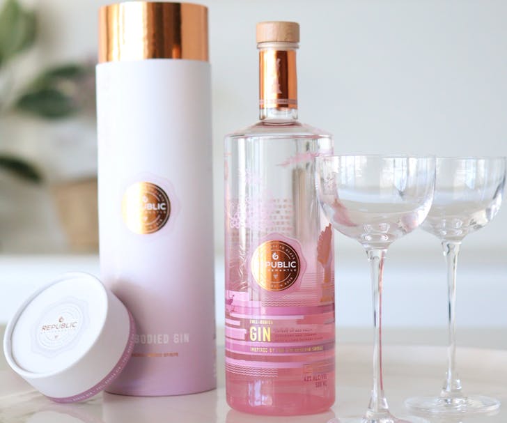 a bottle of gin with two glasses